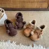 Invierno 2026 Nuevo Estilo Moda para Niñas Botines Cortos con Pompón Estilo Coreano Moda Zapatos Cálidos de Algodón Botas Birkenstock para Niños Venta al por Mayor