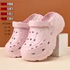 Sandalias de plataforma caladas de nuevo estilo 2026 para mujer, adecuadas para usar en verano, diseñadas para figuras menudas y se pueden usar como zapatos de playa; directamente de la fábrica EVA
