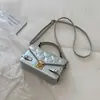 Bolso de lujo estilo coreano con diseño de corazón en relieve, disponible en múltiples colores, con una forma cuadrada simple y retro, y se puede llevar como bolso de hombro o bolso cruzado
