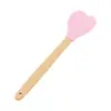 Espátula de silicona de grado alimenticio con diseño de corazón, que presenta un mango largo, un mango de madera y una hoja de silicona - un utensilio de cocina versátil para mezclar y untar crema