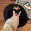 Boina de Lã Branca com Bordado de Filhote Fofo para Mulheres, Outono e Inverno, Emagrece o Rosto, Quente, Chapéu de Artista Estilo Japonês