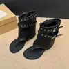 Sandalias romanas retro con tira de dedo y remaches para mujer, nuevo modelo verano 2026, versátiles con hebilla de cinturón, aumento interno de altura, botas frescas adelgazantes