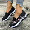 Sapatos de Tecido Retro Étnico Respiráveis de Malha para Primavera e Verão, Estilo Antigo de Pequim para Mulheres, Sapatos Planos para Mães, Sapatos Bordados, Confortáveis