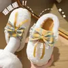 Pantuflas de algodón con lazo para mujer, nuevo estilo otoño/invierno 2026, lindas y peludas, de suela gruesa, para uso en interiores y en casa