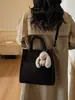 Bolsa Saco de Veludo com Couro de Veado Costurado Design de Nicho para Mulheres Novo Estilo Inverno 2025 Bolsa Carteiro Moda de Ombro Único Transversal