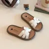 Pantuflas de niña moda verano nuevo estilo niñas antideslizantes de una tira niños medianos y grandes versátiles calzado exterior infantil suela suave pantuflas frescas