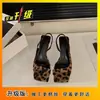 Elegantes tacones de aguja versátiles y aptos para faldas para mujer, nuevos sandalias de verano de tacón de gato con una correa, estilo francés de nicho, color negro