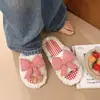 Pantuflas de media punta peludas con estampado de lazo de chica dulce estilo coreano para mujer, nuevo modelo otoño e invierno 2026, pantuflas de algodón slip-on para ambiente del hogar