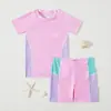 Novo traje de banho infantil transfronteiriço, maiô de duas peças com proteção solar e estampas de desenhos animados fofos, confortável para brincar na água e na praia