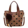 Bolso de mano retro de lunares de moda, nuevo modelo 2026, bolso de hombro ligero y versátil para el día a día, elegante bolso tipo cubo de gamuza