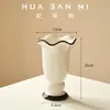 Vaso de Cerâmica na Cor Creme com um Lindo Design, Único e Estiloso, Perfeito para Arranjos de Flores na Sala de Estar, Decoração Deslumbrante para Mesa e Hall de Entrada