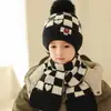 Novo Conjunto de Duas Peças Chapéu e Cachecol de Lã Jacquard com Estampa Xadrez de Rosto Sorridente Versão Engrossada Chapéu de Tricô com PomPom Quente para Crianças no Inverno