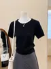 Camiseta de manga curta com ombro normal para mulheres verão 2026 design fino nicho slim fit top curto que valoriza tamanho único preto