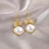 Pendientes de Gancho con Perla de Lazo Microincrustada Electrochapados en Oro Real, Pendientes Elegantes y Pequeños de Fragancia Elegante, Lujo Accesible y Pendientes de Alta Gama para Mujer