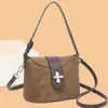 Bolsa de Mão Versátil Casual com Fecho de Cadeado Texturizado, Nova Moda Outono 2026, para Viagens Internacionais, Trabalho e Ombro/Transversal