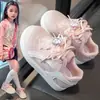 Zapatillas Deportivas de Dibujos Animados para Niñas 2026 Nuevo Estilo Primavera/Verano Moda Infantil Versátiles Casuales Niños Medianos y Mayores Suela Suave Zapatillas para Correr