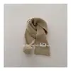 Bufanda de invierno para niños estilo coreano, diseño nuevo, color liso versátil con un pequeño logo blanco, calentador de cuello de pompón de moda, venta al por mayor