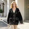 Suéter de punto de moda europeo y americano talla grande para mujer, nuevo estilo otoño/invierno, diseño versátil de bloques de color blanco y negro, corte holgado y relajado, cárdigan de punto
