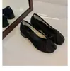 Versión de piel de oveja del mismo estilo que Grape Mom, dos versiones de exquisitas bailarinas de seda para mujer, con lazo y diseño de punta de cerdo