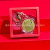Año de la Oveja Sobre Rojo Saludos de Año Nuevo Souvenir Banco Seguro Regalo Llavero de Lámina de Oro Imitación Llavero Colgante