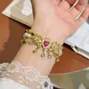 Pulsera de Corazón de Amor con Lazo y Borla Estilo Lujo Ligero Europeo y Americano, Moderna y Versátil, Diseño de Nicho con un Toque de Alta Gama, Pulsera de Lazo