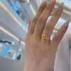 Anillo de Corona de Lujo Ligero para Mujer, Palacio Retro Color Oro, Anillo de Diseño de Nicho Exquisito y de Alta Gama 2025 Versátil Estilo Nuevo