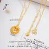 Cadena de Clavícula Mobius Lujosa y Elegante con un Diseño de Red de Nido de Pájaro Cuadrado en Acabado Bañado en Oro