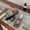 Primeiro Encontro com as Sandálias Femininas Francesas Retro de Salto Anabela Quadrado 2026, de Uma Tira, Slip-On, para Uso Externo no Verão, Sandálias Preguiçosas de Salto Médio e Dedo Aberto