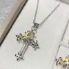 Conjunto Cruzado com Coroa Totalmente Cravejada Versa Revision para Homens e Mulheres Banhado a Ouro Retro Personalizado Moda Acessórios de Casal