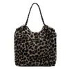 Nova Bolsa de Ombro Popular de Pelúcia Moda Outono Inverno 2025 Grande Capacidade Bolsa Tote Estampa de Leopardo Bolsa Transversal