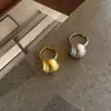 Anel artesanal torcido estilo ins com superfície curva de cinco camadas, simples e versátil, anel de design nicho, anel estilo europeu e americano