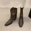 Botines de Tacón Grueso con Punta Estilo Francés Botines Cortos para Mujer 2026 Nuevo Verano Corte en V Remache Botas Vaqueras Occidentales Vintage