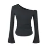 Camiseta moderna, ajustada, con dobladillo hendido y manga acampanada para mujer, nueva colección otoño 2026, estilo francés de hombros descubiertos, top base sexy