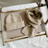 Conjunto de 2 Piezas de Sombrero y Bufanda Bordados con Corazones Estilo K para Niños y Niñas en Otoño e Invierno Color Sólido Versátil para Mantener al Bebé Caliente