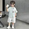Conjunto de Camisa para Meninos Verão 2026 Novo Conjunto de Verão Infantil Camisa de Manga Curta e Shorts para Meninos Roupa Estilosa para Crianças Pequenas