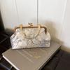 Bolsa Feminina Bordada Estilo Chinês Casual Verão 2025 Linda Bolsa de Ombro Feminina Simples Estilo Ocidental Bolsa Transversal com Corrente de Mão