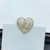 Broche de Corazón de Resina Chanel Estilo Nuevo 2025 para Mujer, Broche de Corazón Melocotón de Lujo de Alta Gama, Venta al por Mayor desde el Fabricante