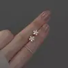 Pendientes de Botón Florales Estilo Francés de Flor de Cerezo Cruzada para Mujer Lujo Ligero Diseño de Nicho Sentido de la Moda Temperamento Chic Exquisitos Accesorios para Pendientes