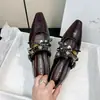 Elegantes zapatos Mary Jane de punta cuadrada con decoración de remaches para mujer, nueva colección 2026, con un diseño de inspiración literaria, un tacón de grosor medio y un estilo de zapato de cuero pequeño y elegante.