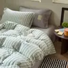 Estilo INS nuevo juego de ropa de cama de cuatro piezas de terciopelo de leche estilo mixto funda de edredón simple sábana de cama engrosada cálida dormitorio tres piezas