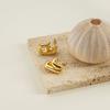 Aretes de latón chapado en oro de 18 quilates de alta textura diseño nicho tubo doble forma de C curvada aretes de moda personalizados E241588