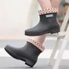 Botas de chuva impermeáveis, estilo moderno de cano médio, confortáveis, com sola grossa, design de cano alto, modelo feminino, grossas e reforçadas, duráveis