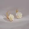 Nuevos aretes únicos de este año aretes de flor blanca francesa estilo Hepburn aretes de camelia de té de alta gama retro