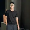 Camiseta Gris de Hombro Recto Estilo Old Money para Hombre, Polo de Punto de Seda Hielo de Manga Corta, Ambiente Lujoso y Relajado, Top de Cuello en V
