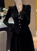 Elegante camiseta negra de cuello en V para mujer, nueva camiseta de manga larga para primavera y otoño 2026, top versátil elegante y estilizado