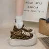Nova coleção de primavera e outono de tênis de lona ultrassuaves para estudantes, apresentando um design casual e moderno, uma sola plataforma e um efeito de aumento de altura, tornando-os versáteis e fáceis de combinar com qualquer roupa. Estes são tênis femininos de sola grossa