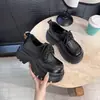Zapatos pequeños de cuero de suela gruesa para mujer 2026 nuevo otoño versátil estilo británico retro que aumenta la altura antideslizante mocasines negros con cordones