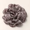 Estilo Británico Elegante Tela de Cuadros Rosas Ambiente DIY Cuerda para Recoger el Cabello Tocado Broche Accesorios Florales Femeninos