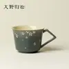 Copo de cerâmica pintado à mão para água com padrões florais brancos, apresentando uma estética Zen japonesa, adequado para uso doméstico ou de escritório, e projetado para infusão lenta