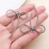 Set de 20 Piezas de Nicho Estilo Coreano de Plata Antigua Lazo Calado Colgante para Corbata Dijes Pequeños Accesorios de Ropa DIY Componentes para Collares